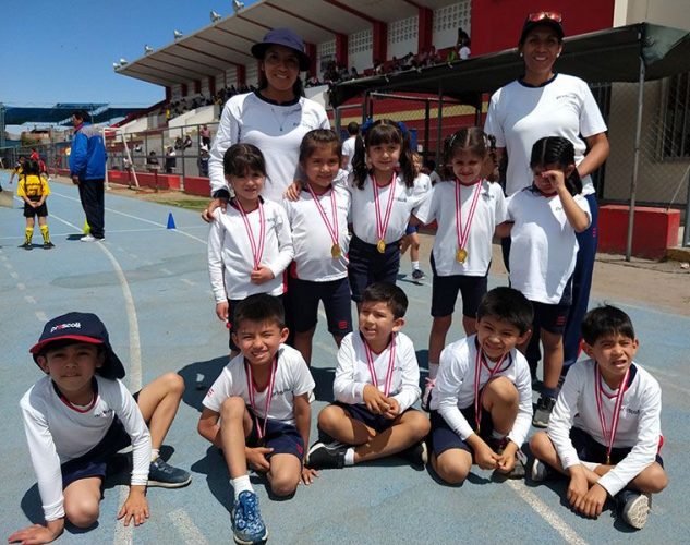 Todos los pequeños del Colegio Prescott con sus medallas.