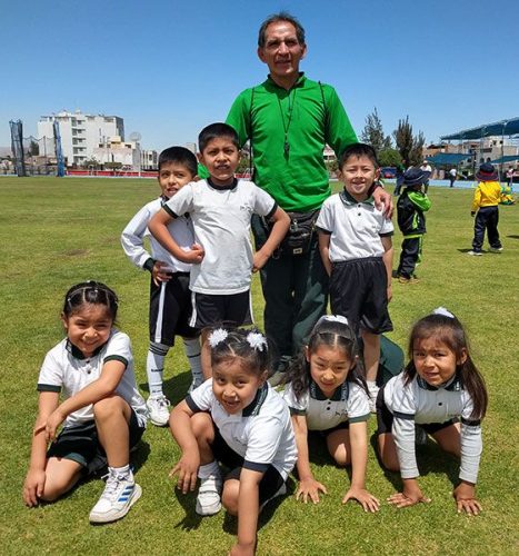 Los niños del Colegio San Lorenzo junto a su profesor.