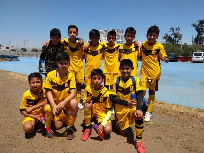 Los niños de la AD Cantolao después de su partido.