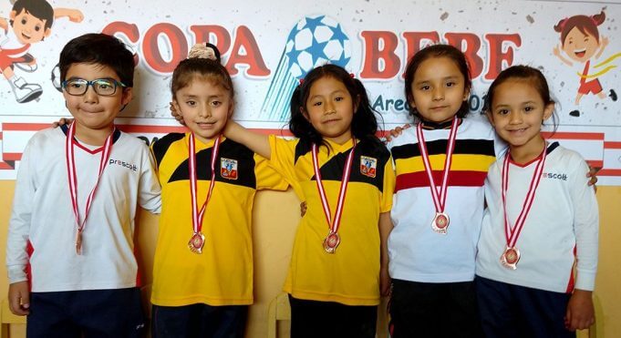 Los pequeños mostraron su felicidad cuando fueron premiados.