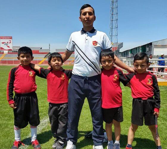 Los niños del Colegio Divino Cristo Obrero y su entrenador.