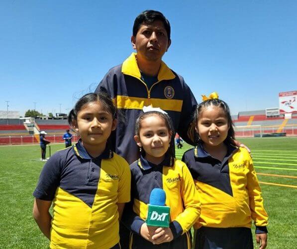 Las alumnas del colegio Neptalí Valderrama y su entrenador.