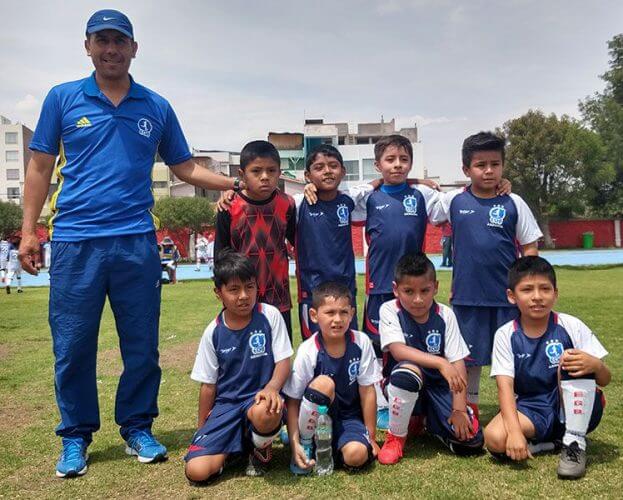 Equipo sub-8 del EGB que salió campeón.