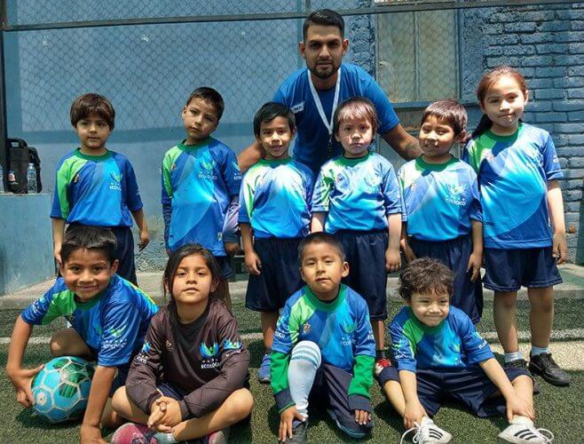 Los niños del colegio Mundo Ecológico y su profesor.