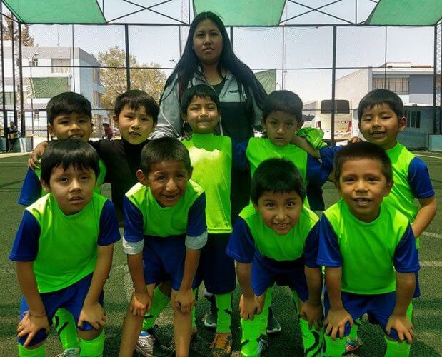 Los alumnos de la I.E Divino Niño junto a su profesora.