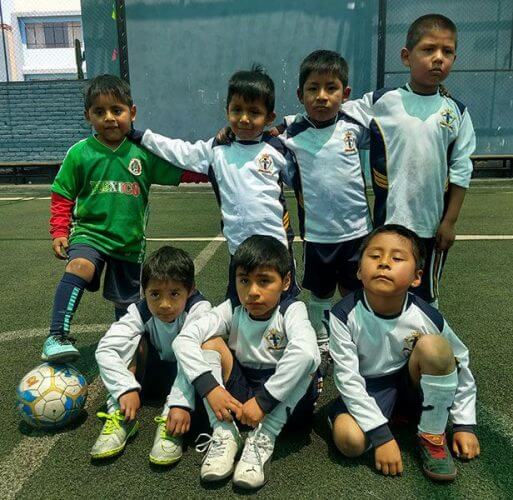 Los niños del Real School antes del partido.