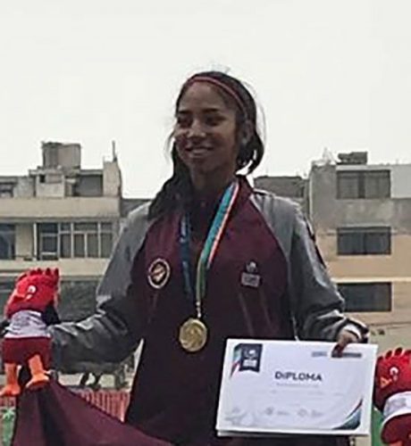 Alexa Fuentes, oro en salto con garrocha.