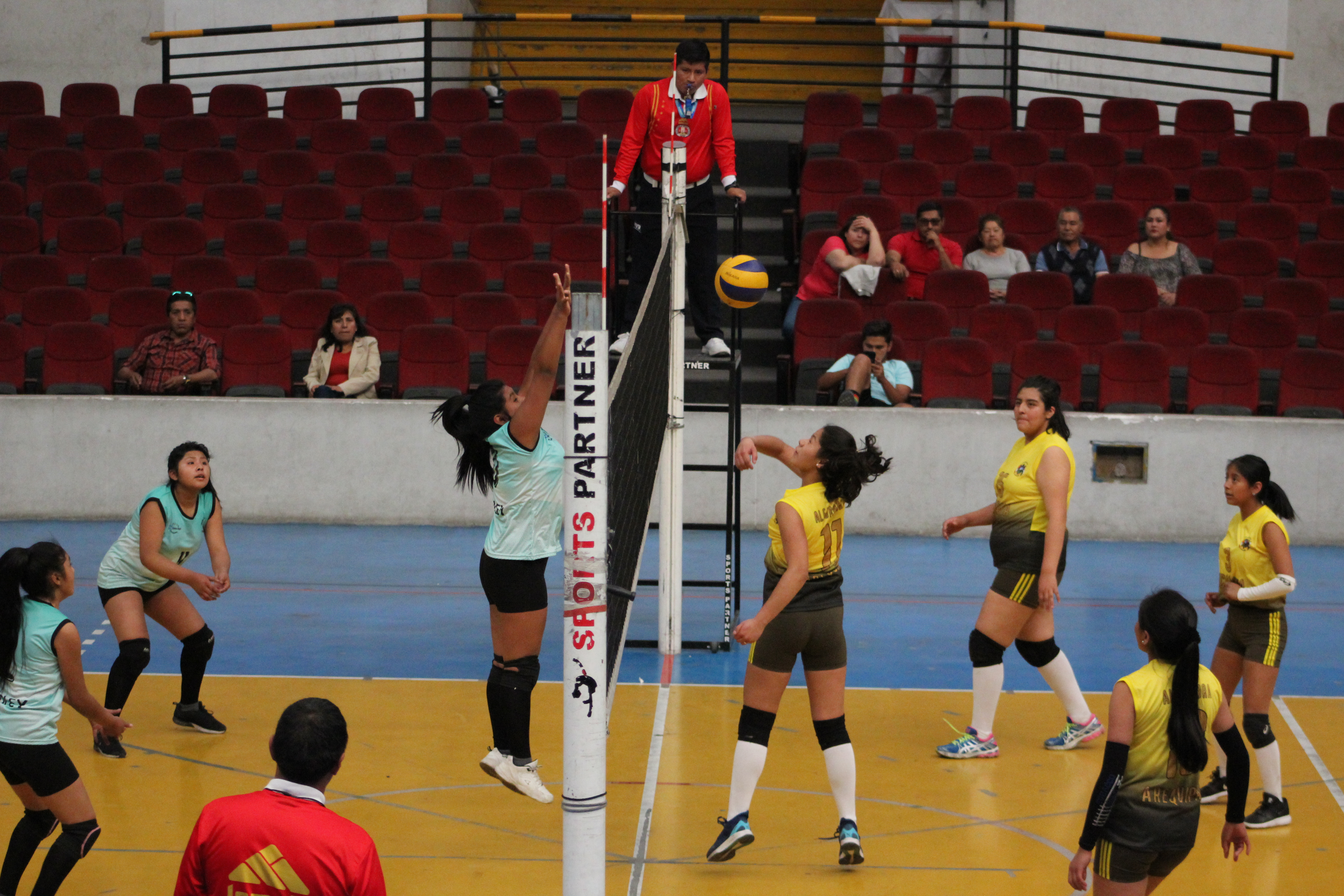 Mno. Melgar y Cayma en vóley interdistrital