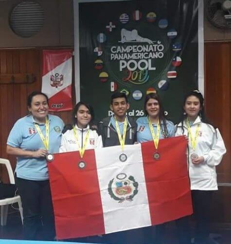 Grace junto a los demás medallistas del Panamericano de Pool.