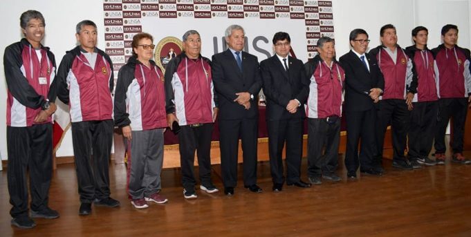 Los profesores responsables de organizar los juegos.