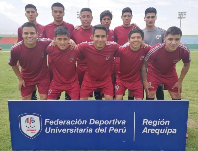 Los alumnos de La UTP antes del partido.