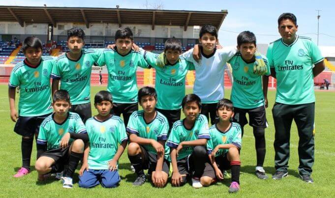 Los jugadores de I.E. San Martín de Porres y su profesor.