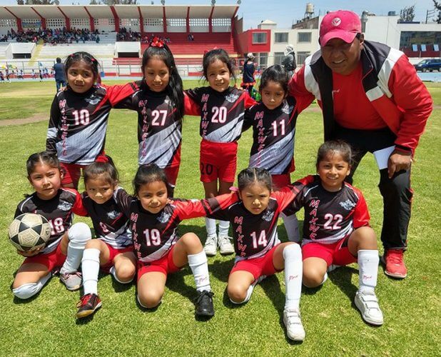 Las alumnas del colegio Maxwell y su entrenador.