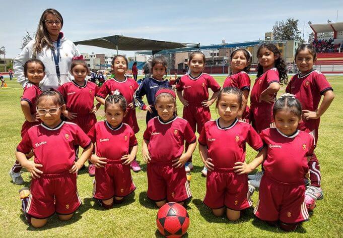 Las alumnas del colegio Mercedario y su maestra