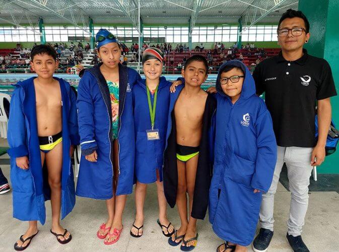 Los niños del Club de Natación Lobos de Tacna.