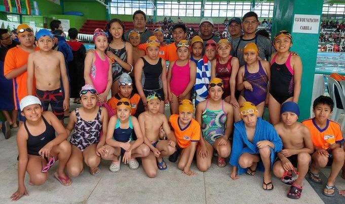 El equipo del Club de Natación Carril 4 de Arequipa.