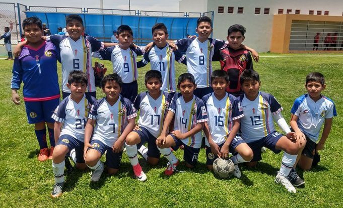 Los niños del Fusión Américas antes de su partido .