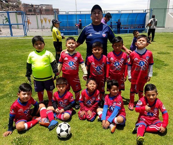 Los niños del Club Alcides Carrión sub-5 y su entrenador.