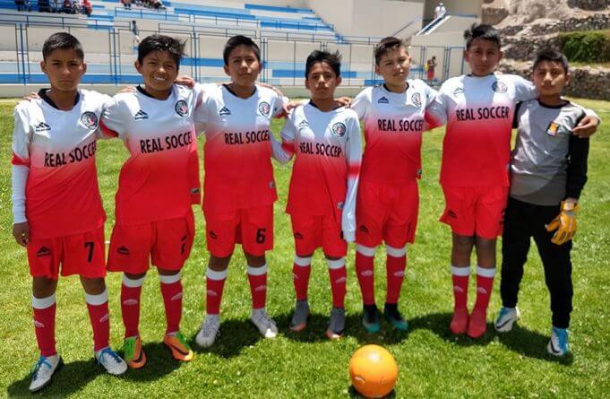 Los jugadores del Real Soccer sub-12 antes del partido. .