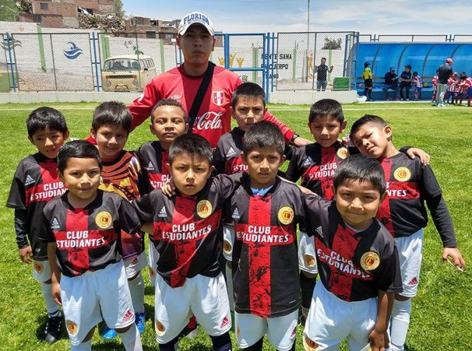 Todos los niños del club Estudiantes de Comunicación sub-6.