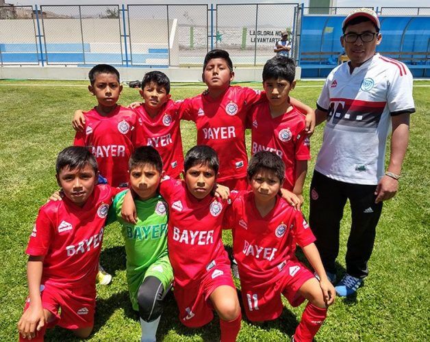 Los pequeños del Bayer Miraflores sub-9 y su entrenador.