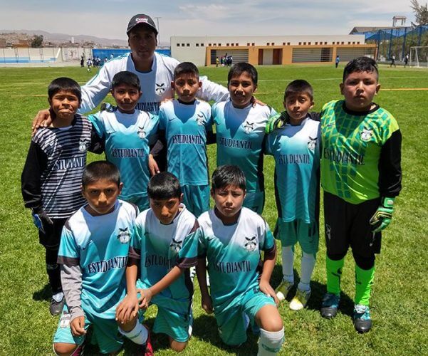 Los jugadores de la Escuela FC Estudiantil sub-10.