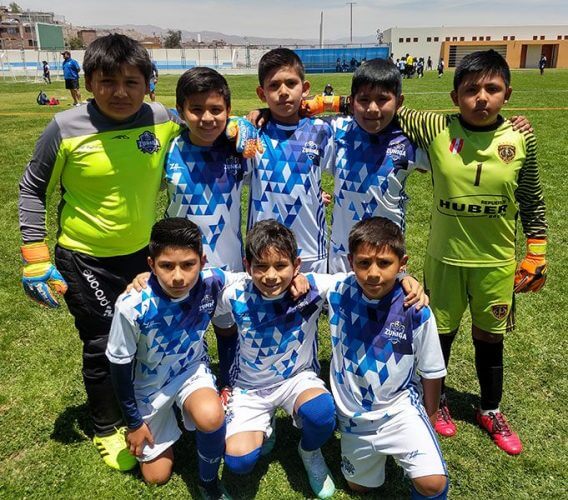 Los niños de la E.F. Cachete Zúñiga sub-10 antes del partido.