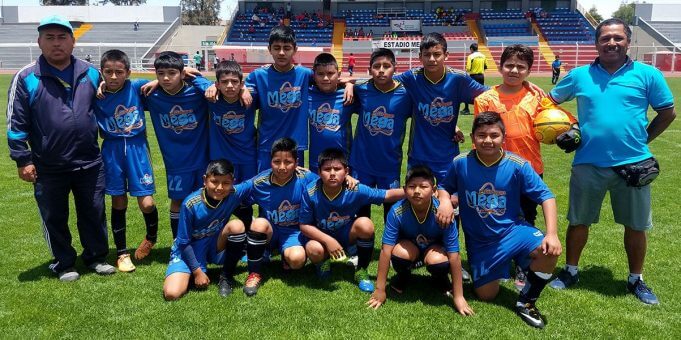 Los alumnos de la I.E. Grupo Mega antes de su partido.