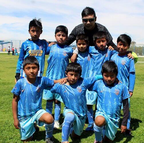 Los pequeños del Atlético Madrid AQP y su profesor.