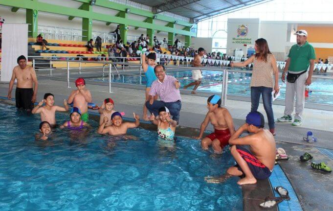 El alcalde del distrito junto a los niños.