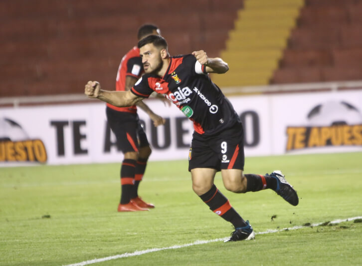 Bernardo Cuesta recibe el respaldo de hinchas después de que su padre confirmó su decisión de ir al fútbol tailandés