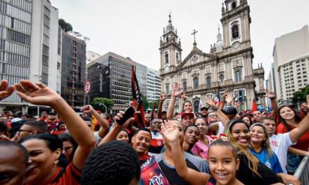 Flamengo, reciente campeón de la Libertadores, llegó a Brasil y recibió una multitudinaria bienvenida por parte de sus hinchas.