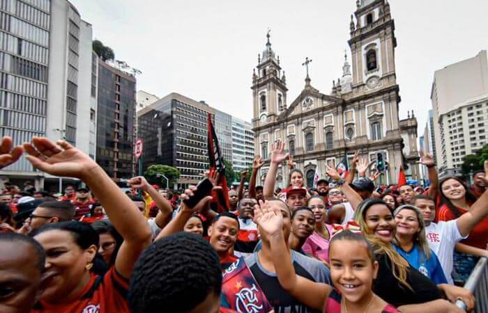 Flamengo, reciente campeón de la Libertadores, llegó a Brasil y recibió una multitudinaria bienvenida por parte de sus hinchas.