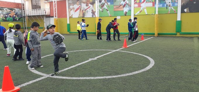 Los niños aprenden los fundamentos del béisbol.