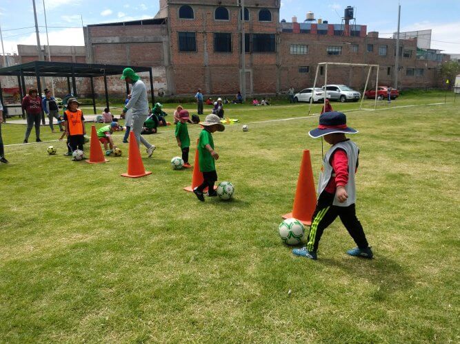 Los niños realizando ejercicios de conducción.