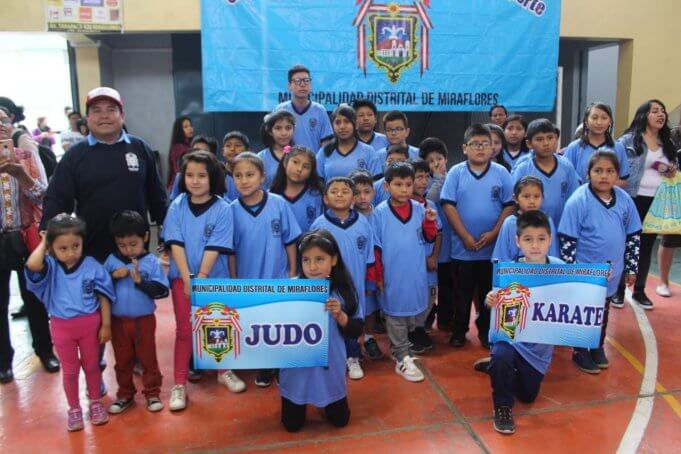 Alumnos de vacaciones útiles de judo y karate.