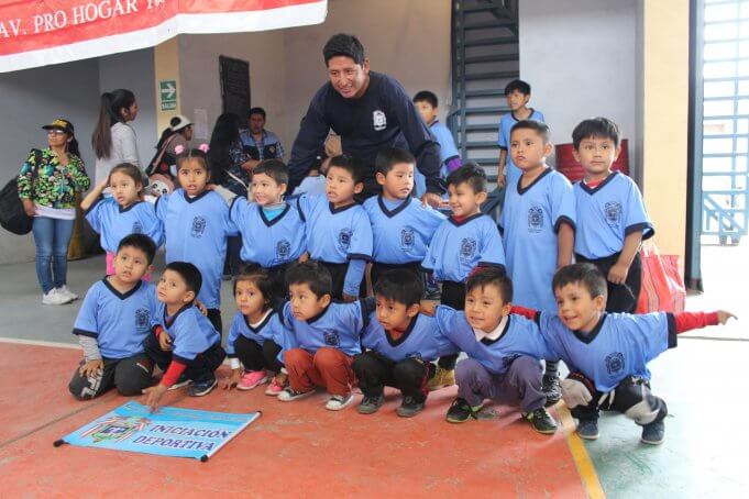 Pequeños de iniciación deportiva se robaron el espectáculo.