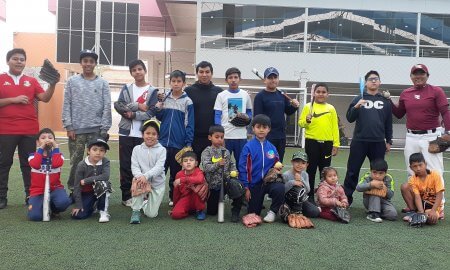 Clínica deportiva. Jorge Choy y Francisco's Club enseñan a los menores a batear y pichar