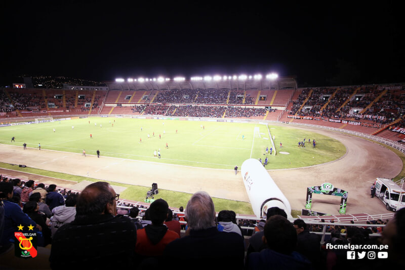 Comienzan a instalar los nuevos reflectores en el Estadio Monumental de la Unsa