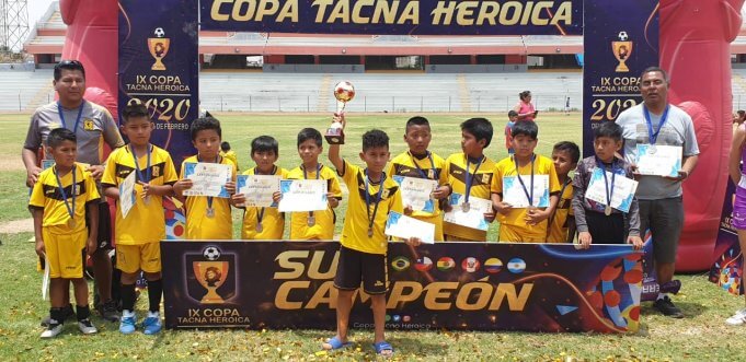 Cantolao Tacna posa con el trofeo de subcampeón en la sub-9.