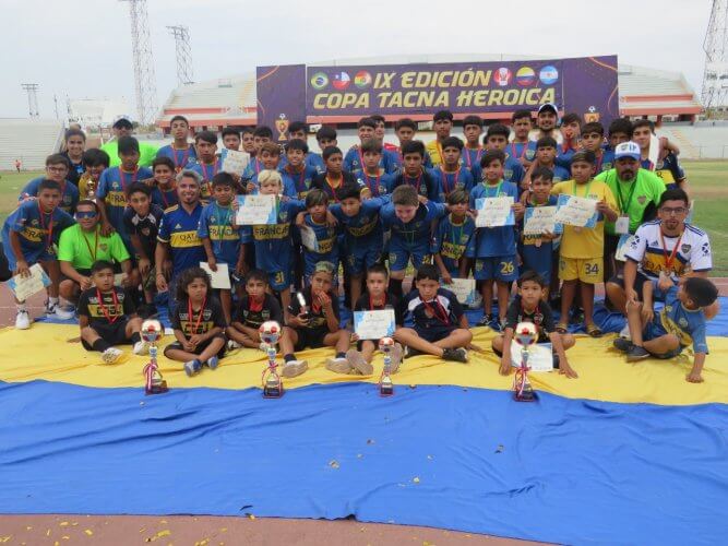 Boca Juniors de Chile lució todos los trofeos ganados en el campeonato internacional. 