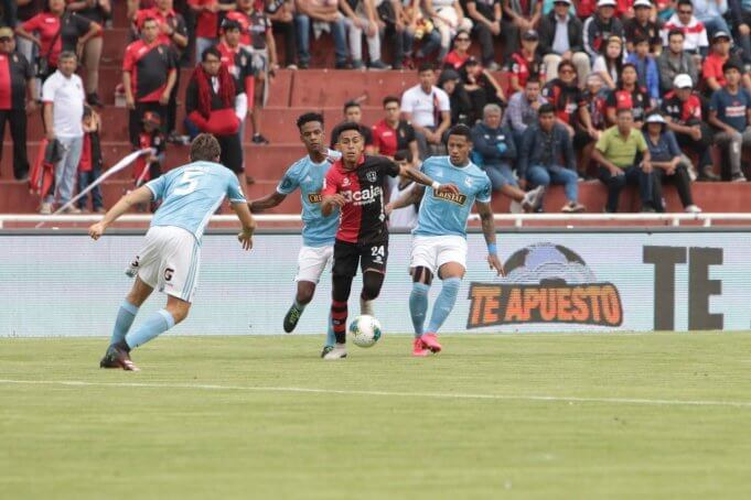 Carlos Neyra tuvo un gran despliegue durante el partido.