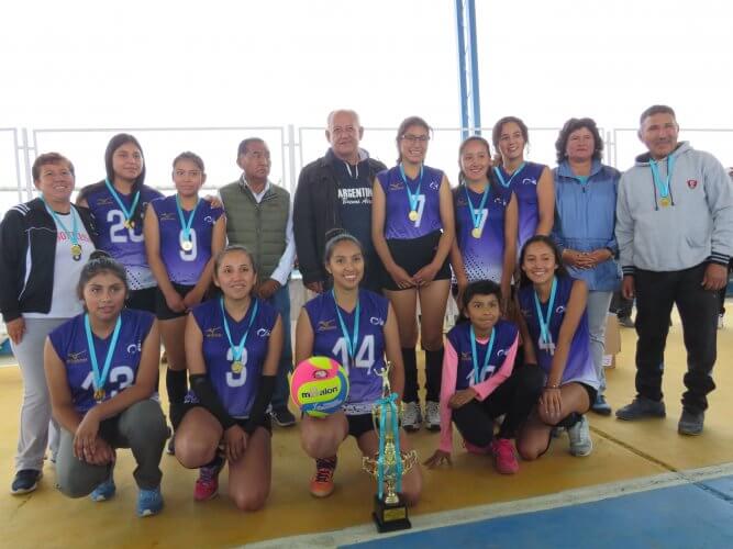 Sonrisas campeonó en la categoría vóley mayores.