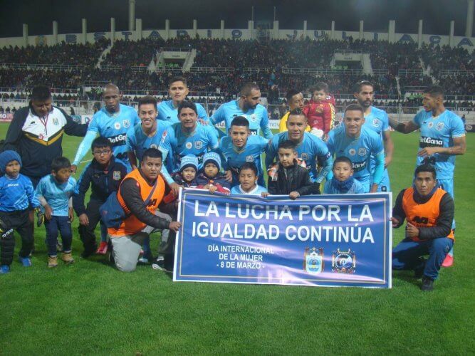 El plantel principal de Binacional que saltó al campo de juego.