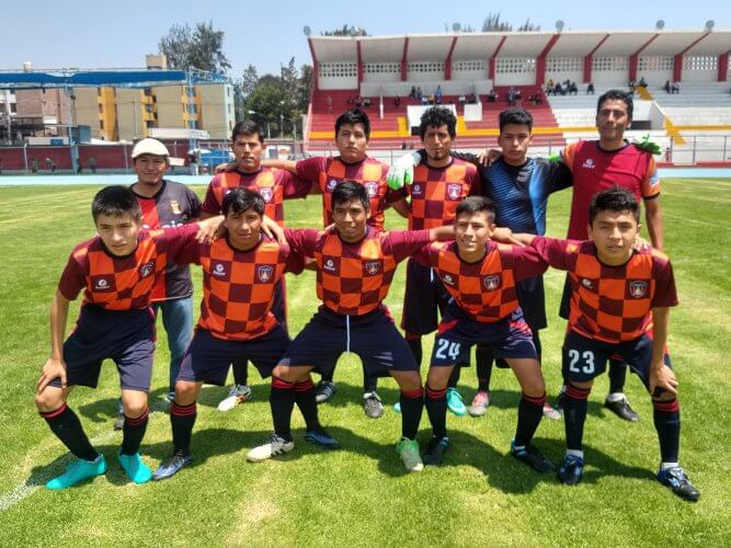 Los futbolistas del River Chili junto a su entrenador.