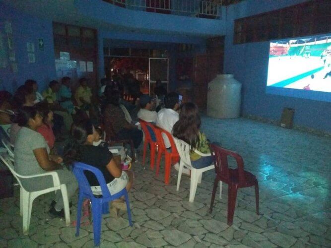 Los hinchas de Urasqui vieron el partido en pantalla gigante.