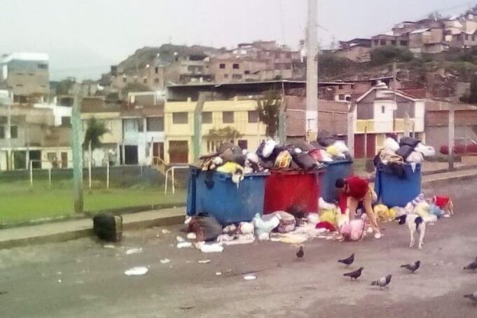 Tachos de basura que nadie recoge son foco de infección.