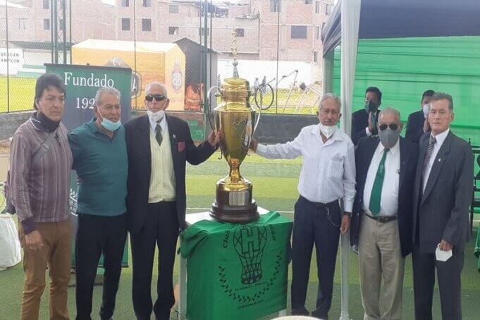 Reconocimiento a los campeones de la Copa Perú 1973, jugadores y dirigentes.