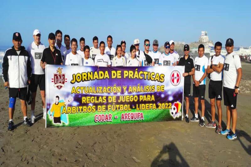 Bien. Los jueces de fútbol, en la ciudad de Mollendo, se actualizaron dos días sobre el reglamento del fútbol.