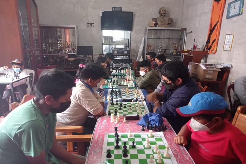 bueno. Con éxito se desarrolló el torneo de ajedrez abierto “New Raycon 2022”.